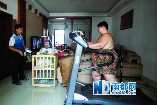 10月20日上午,小周磊答应了父亲在跑步机上走走,锻炼下肢。