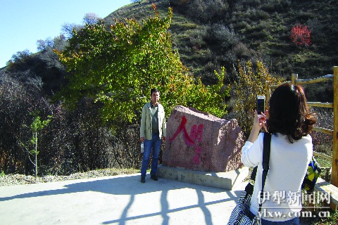 ▲游客在野核桃沟景区拍照留念