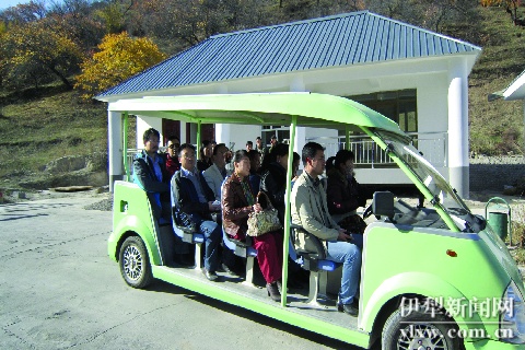 ▲游客乘坐观光车进景区