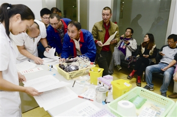 　　献血者进行血液化验。