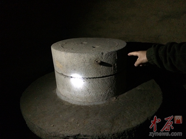 巩县抗日政府旧址内的石磨