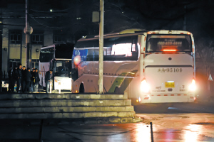 在乌鲁木齐火车南站附近的一条巷道内，两辆疑似非法营运车辆正在偷偷拉客。