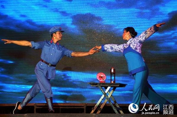 江西兴国上演山歌剧《老镜子》，该剧讲述的是一段发生在当地真实的革命爱情故事。