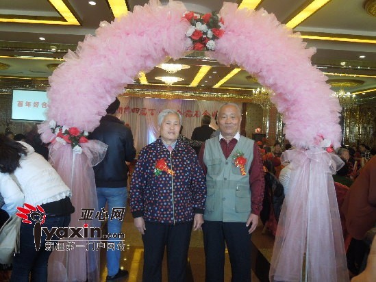 一对夫妇在幸福门前留影。