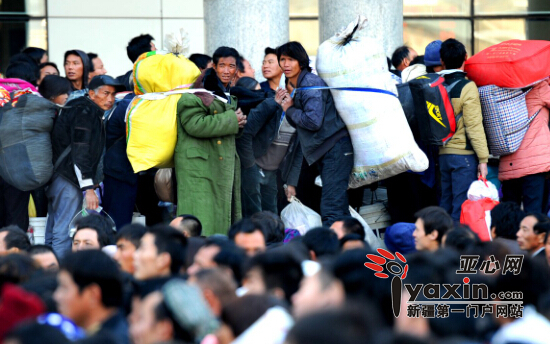 11月2日，乌鲁木齐火车南站，打工者背着行李排队等候乘车。亚心网记者 张万德 摄