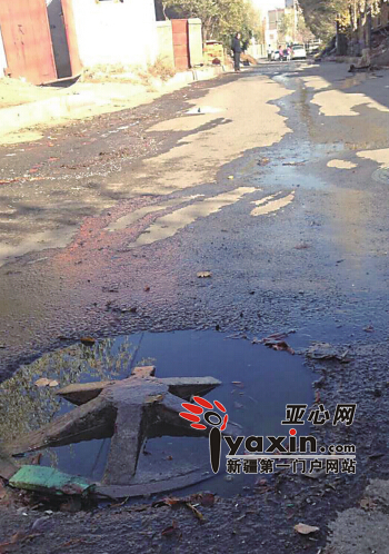 乌鲁木齐市环卫街西九巷，外翻的污水流出上百米远。
