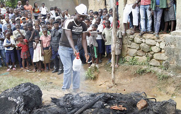 刚果一男子被疑为恐怖组织成员遭人群杀死分食图