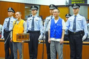 韩磊(右)和李明在宣判现场。 李佳摄