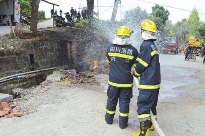 天然气管道泄漏喷火 内江消防紧急灭火|中队|消