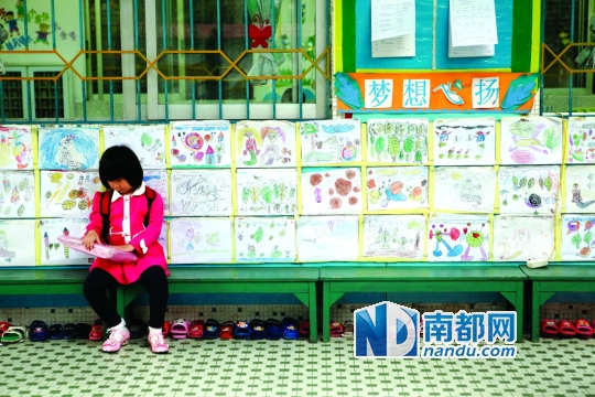 放学后一名等待家长接送的孩子。