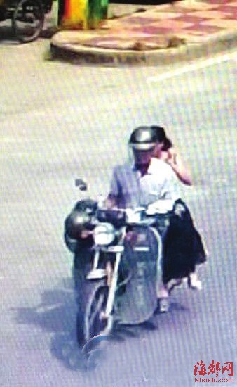 监控拍到刘小姐当时搭乘摩托车,穿着长裙侧坐
