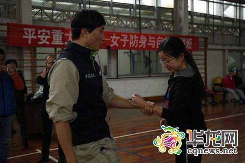 专家现场教授手腕挣脱法。通讯员 谭宏民 摄