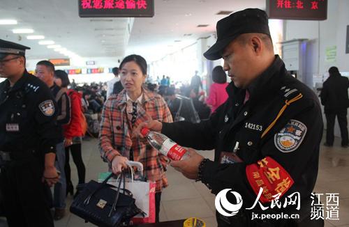 民警仔细检查液态物品。