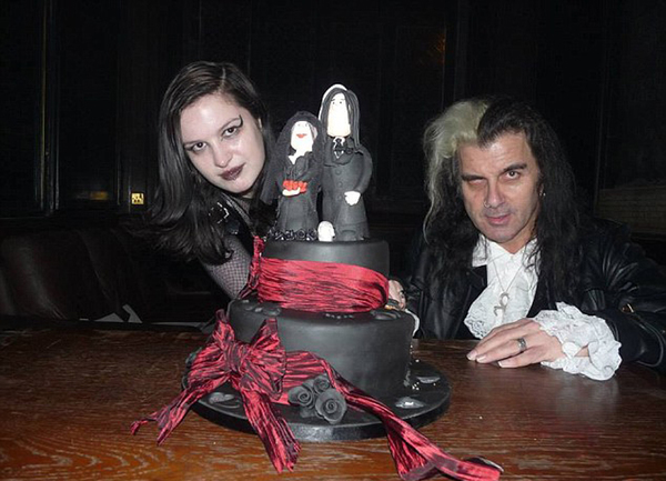 英国夫妇自称现实版吸血鬼，白天睡觉喜食人血。