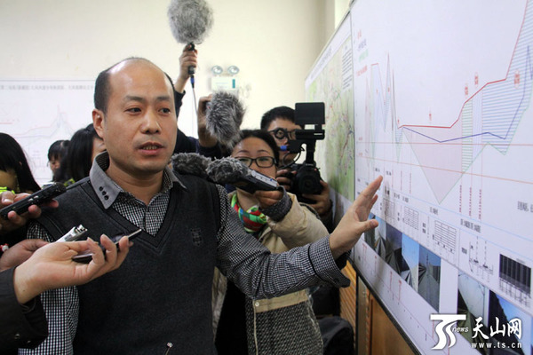 11月7日，兰新铁路新疆公司工程管理部部长马西章向媒体介绍兰新高铁新疆段工程特点。