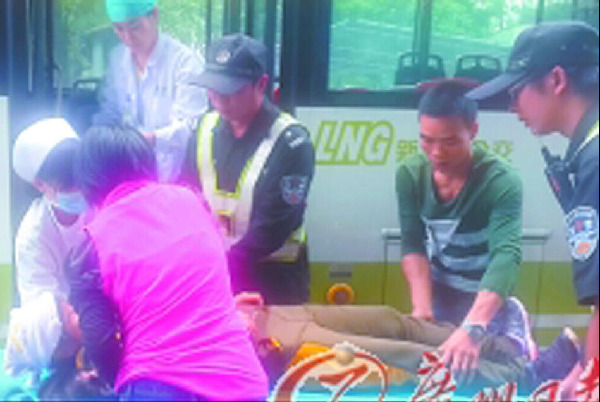 孕妇路边产子 警车开道公交飙车救人|公交车|公