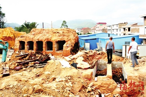 五个墓穴一字排开，另两个墓穴在一侧