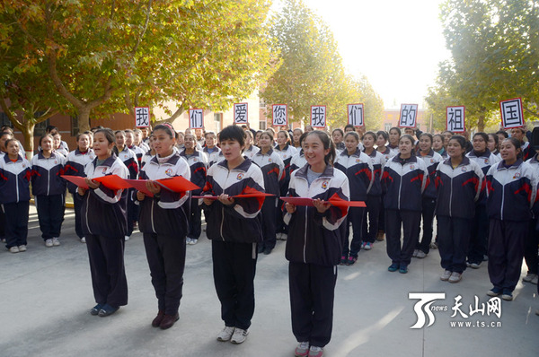 乌帕尔中学的学生表演的爱国主义诗朗诵。