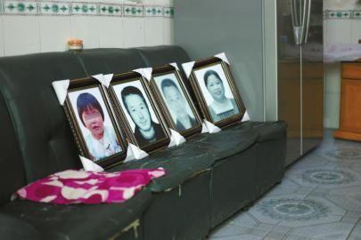 死者的照片摆放在家中沙发上。