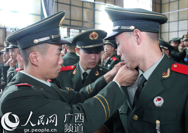 班长为我佩戴警衔