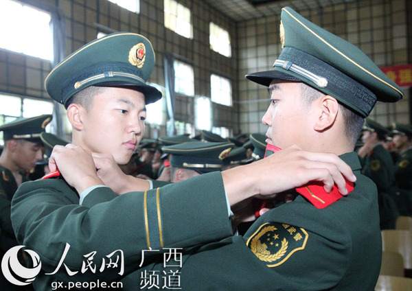 新战士相互佩戴警衔