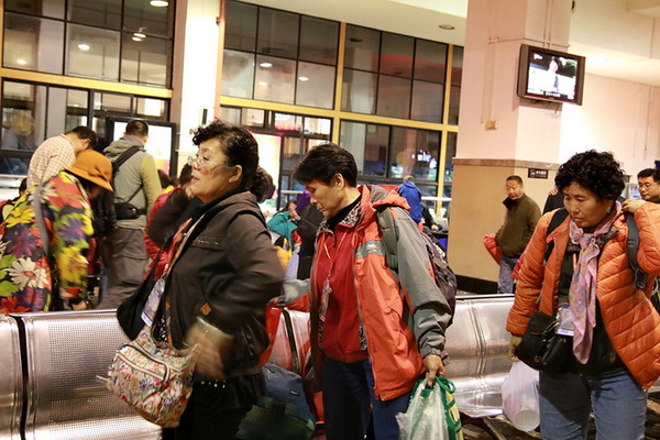 乘坐Y152次列车的乘客收拾行李。苏志刚 摄影