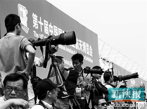 ■看航展,“长枪短炮” 不可少。