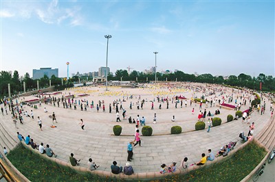 烟台开发区市民健身休闲的天地广场  海 纳摄