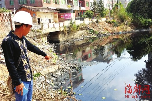 三江口镇塔山村的一段河道，河水乌黑