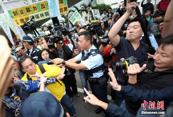 【转载自:中国新闻网 】香港“占中”者再次冲击警察总部 - 网乐 - 网乐