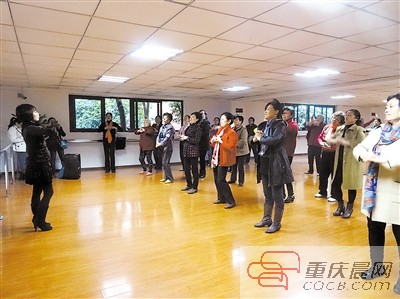 50多位居民在学习健身操。
