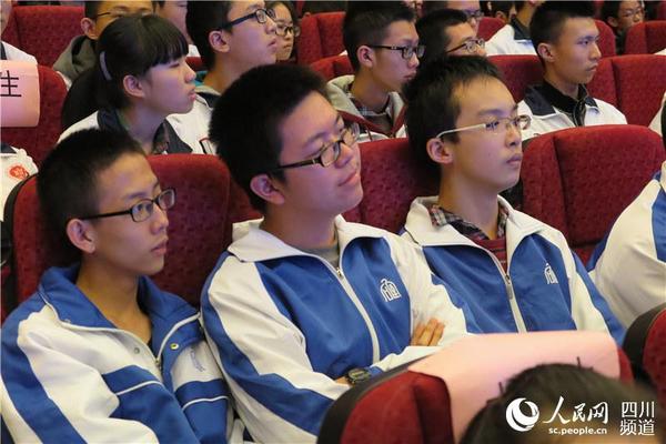 在场学生听得全神贯注。