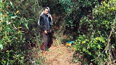 家属指认被射杀村妇罗运英遇害现场。家属供图