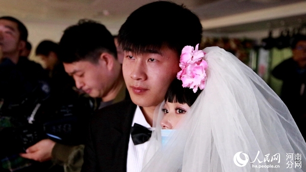 婚礼上会香和海宁在观看他们的视频短片