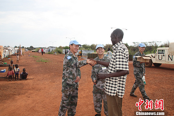 中国第12批赴南苏丹维和医疗队回国前看望难