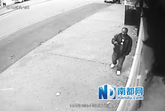 16日的监控录像显示，一名秃顶的中年男子将郭伟权(左图)推下纽约地铁站台。