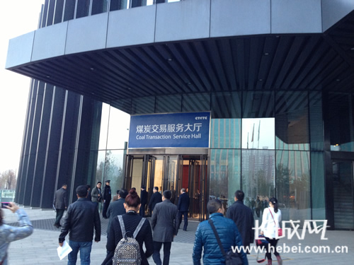 网络媒体行的朋友们进入中国（太原）煤炭交易服务大厅。冯晓帆 摄