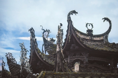 临水宫屋顶飞檐的各式泥塑,钩心斗角,蔚为壮观。