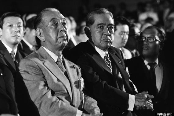 1972年7月5日 第27届自民党临时大会会场，岸信介首相（左）和佐藤荣作首相（右）（图片来源：时事通信社）
