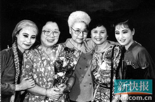 ■1996年8月,上海芭蕾舞团《白毛女》在北京演出。王昆、田华、石钟琴、辛丽丽、瞿笑意在演出后,四代“喜儿”一起合影。