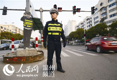 张维文和以他为原型的交警“人形警示牌” 资料图
