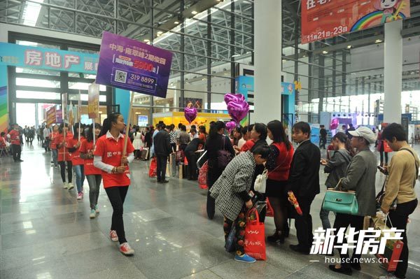市民排起长队，参与互动游戏