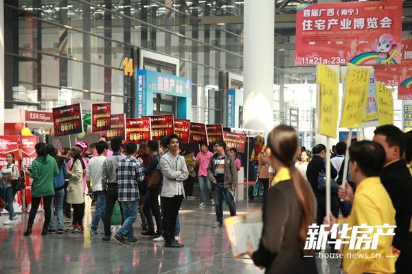 各大房企通过打折优惠吸引市民眼球