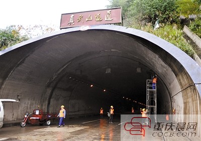 昨日,真武山隧道入城方向,道路已经封闭. 重庆晨报记者 甘侠义 摄