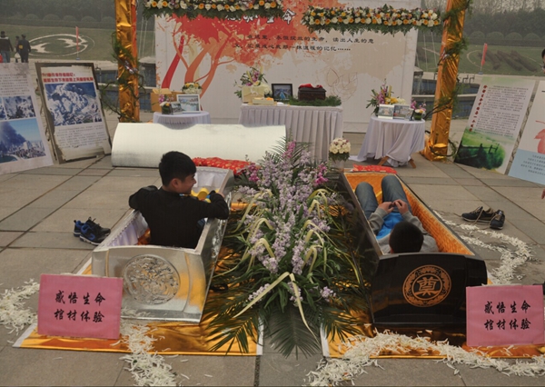 年轻人争相入棺体验，带着莫名的兴奋