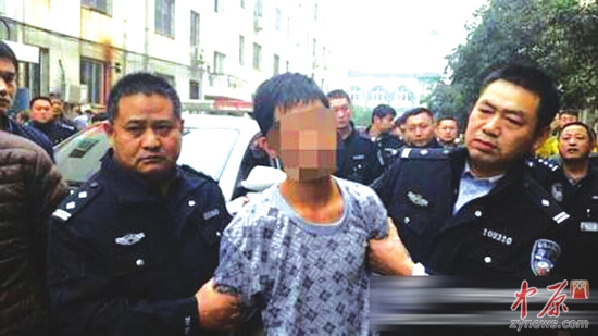 警方带嫌疑人指认现场 (网络供图)