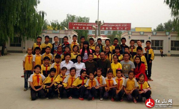 新疆农大学生心系南疆支教学校学生为孩子集冬