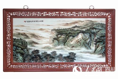 黄国铭所作瓷版画（陈永斌 摄）