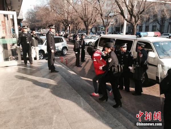 11月24日，犯罪嫌疑人被押解进法庭。王晓丹 摄
