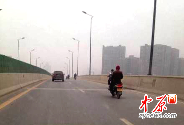 行驶在高架主道让人为他们捏把汗